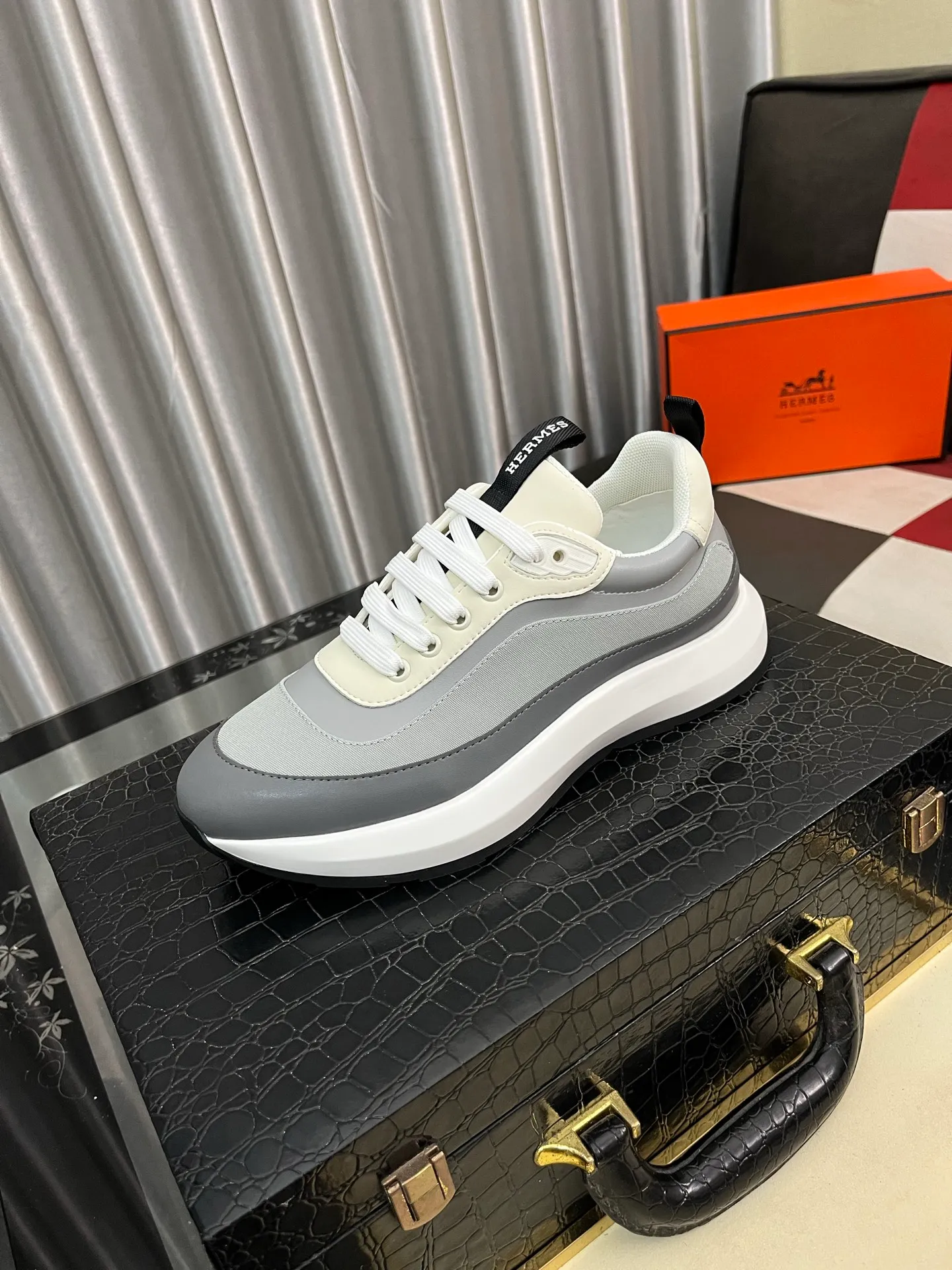 Men's shoes 💰458⌚️⌚️[hermes] Hermès men's fashionable sports shoes, carefully built as an international brand. This casual shoe combines high-quality fabrics and exquisite craftsmanship. It integrates simple and unique design style to interpret the brand's luxurious beauty in a low-key manner. The upper is made of original fabric with a first layer of suede. The layered design has distinct lines on the upper and a lightweight rubber outsole. Light luxury style, the details exude a dynamic masculine atmosphere, elegant and mainstream, size: 38-442️⃣colors available